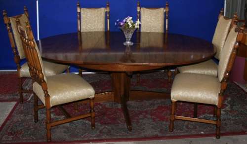 A MAGNIFICENT 6 SEATER DINING ROOM EXTENDABLE EXTENDABLE(153CM TO 216CM) TABLE, EXQUISITE FURNITURE!