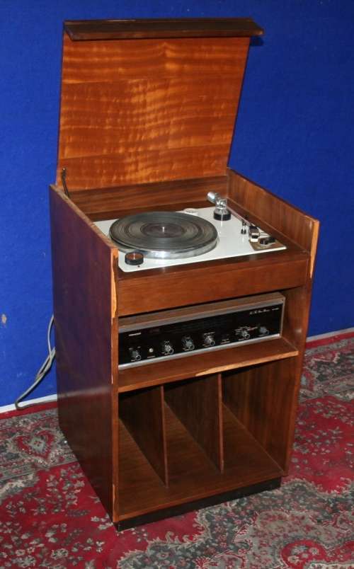 A FANTASTIC VINTAGE PIONEER RADIO WITH A TURN TABLE - IN A CASE WITH SPACE FOR YOUR LP'S