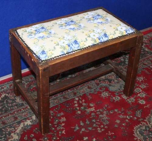 A CUTE VINTAGE - SOLLID WOOD - DRESSING TABLE STOEL