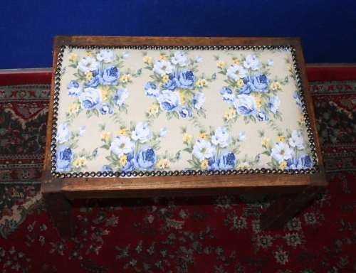 A CUTE VINTAGE - SOLLID WOOD - DRESSING TABLE STOEL