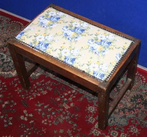 A CUTE VINTAGE - SOLLID WOOD - DRESSING TABLE STOEL