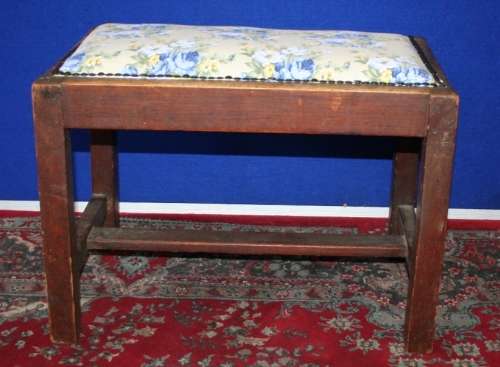 A CUTE VINTAGE - SOLLID WOOD - DRESSING TABLE STOEL