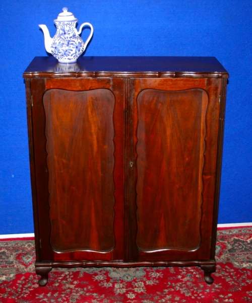 A MAGNIFICENT QUEEN ANNE TWO DOOR CUPBOARD - WHITH SHELFS INSIDE AND EXQUISITE DETAIL ON THE DOORS!!