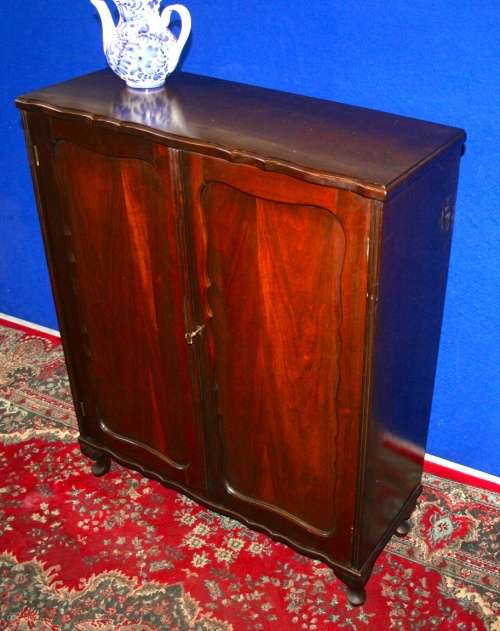 A MAGNIFICENT QUEEN ANNE TWO DOOR CUPBOARD - WHITH SHELFS INSIDE AND EXQUISITE DETAIL ON THE DOORS!!