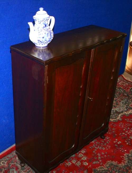 A MAGNIFICENT QUEEN ANNE TWO DOOR CUPBOARD - WHITH SHELFS INSIDE AND EXQUISITE DETAIL ON THE DOORS!!