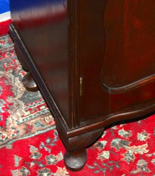 A MAGNIFICENT QUEEN ANNE TWO DOOR CUPBOARD - WHITH SHELFS INSIDE AND EXQUISITE DETAIL ON THE DOORS!!