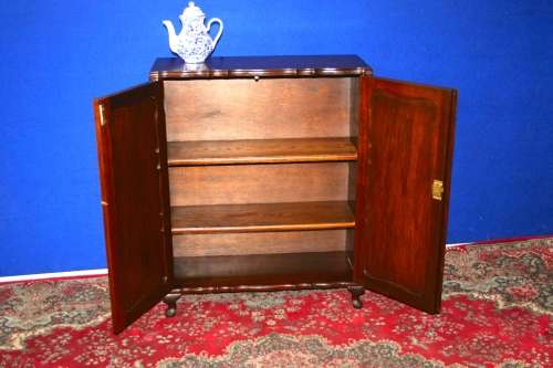 A MAGNIFICENT QUEEN ANNE TWO DOOR CUPBOARD - WHITH SHELFS INSIDE AND EXQUISITE DETAIL ON THE DOORS!!