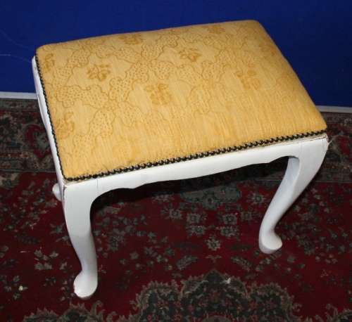 A GORGEOUS 1940's RETRO DRESSING TABLE  WITH QUEEN ANNE LEGS IN EXCELLENT CONDITION