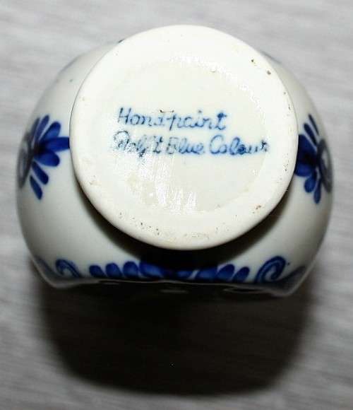 A STUNNING DELFT VASE WITH TWO HANDLES ON THE SIDE  - HOLLAND - HAND PAINTED - DELFT BLUE COLLECTION