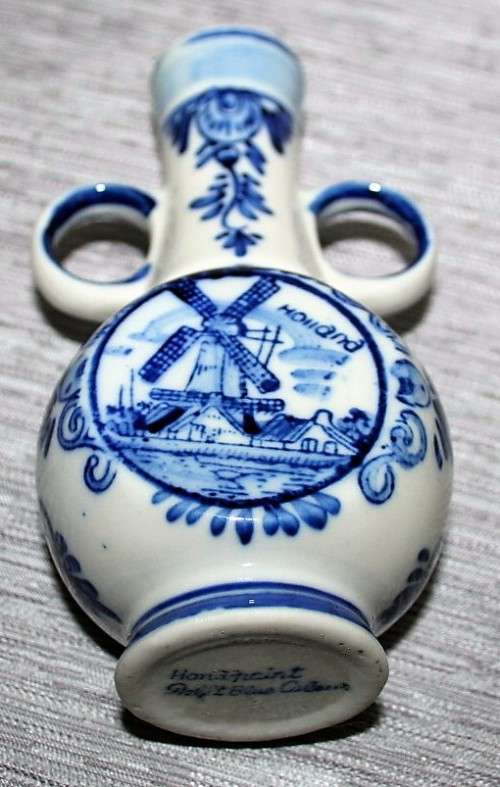 A STUNNING DELFT VASE WITH TWO HANDLES ON THE SIDE  - HOLLAND - HAND PAINTED - DELFT BLUE COLLECTION