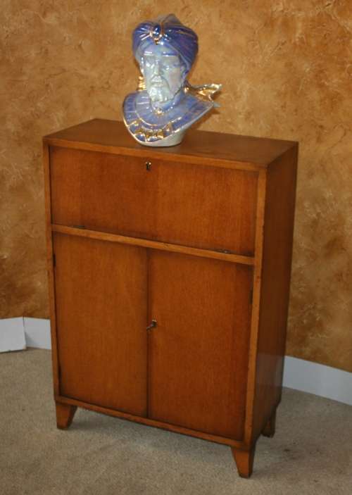 WOW A AMAZING ART DECO STYLE LIQOUR CUPBOARD A STUNNING CLEAN PIECE WITH THREE DOORS ONE DROPS DOWN