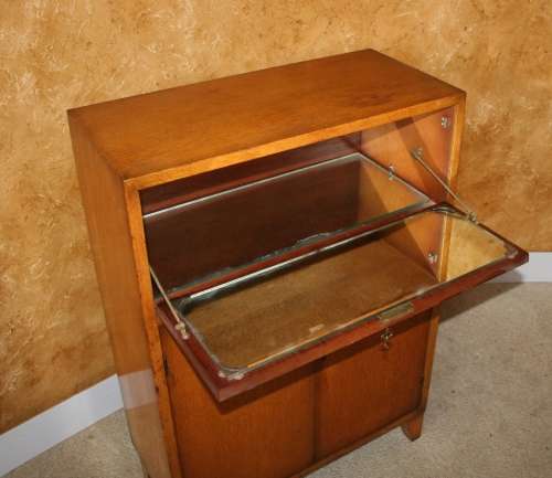 WOW A AMAZING ART DECO STYLE LIQOUR CUPBOARD A STUNNING CLEAN PIECE WITH THREE DOORS ONE DROPS DOWN