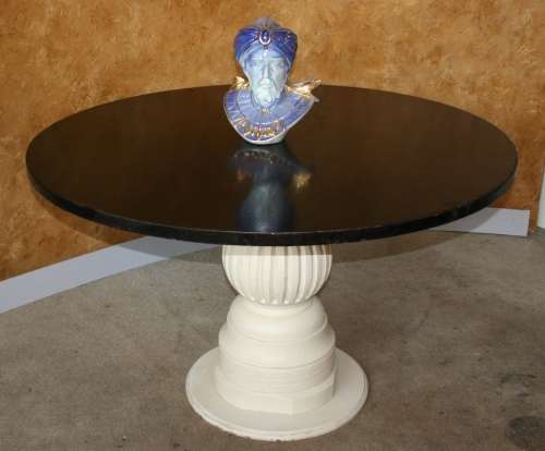 A EXQUISITE LARGE ROUD TABLE WITH A THICK ROUND DETAILED PIECE
