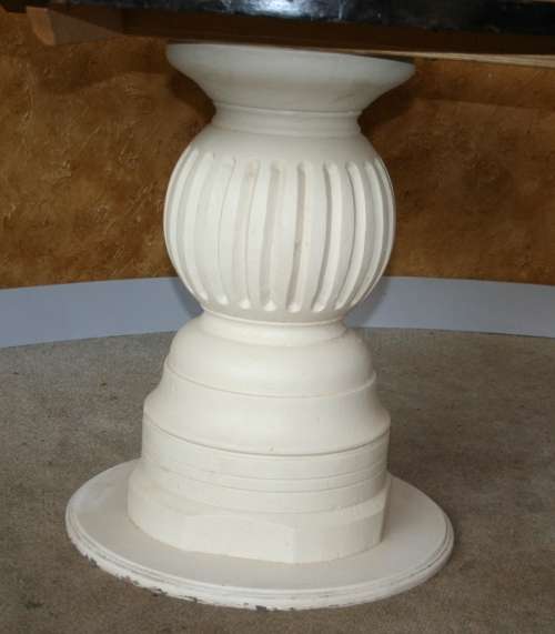 A EXQUISITE LARGE ROUD TABLE WITH A THICK ROUND DETAILED PIECE