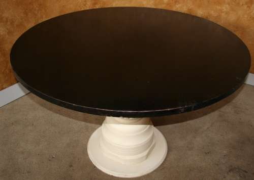 A EXQUISITE LARGE ROUD TABLE WITH A THICK ROUND DETAILED PIECE