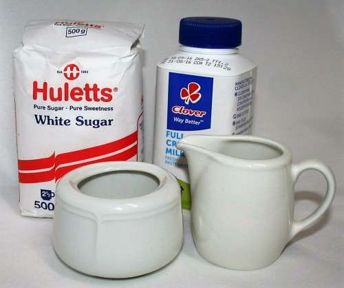 A STUNNING CRISP WHITE CONTINENTAL SUPRADURA MILK CREAMER & SUGAR BOWL