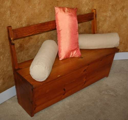 A CUTE SOLLID WOOD BENCH WITH A TRUNK INSIDE A FANTASTIC SPACE SAVER STUNNING!!!