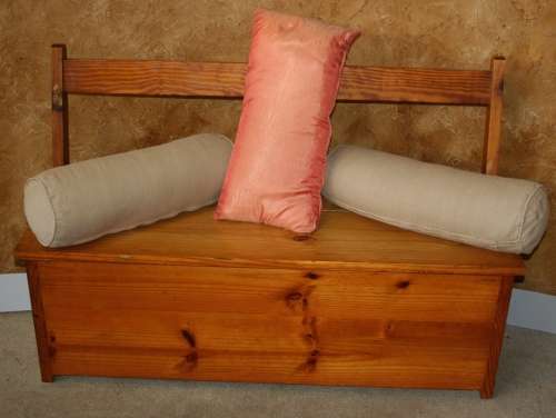 A CUTE SOLLID WOOD BENCH WITH A TRUNK INSIDE A FANTASTIC SPACE SAVER STUNNING!!!