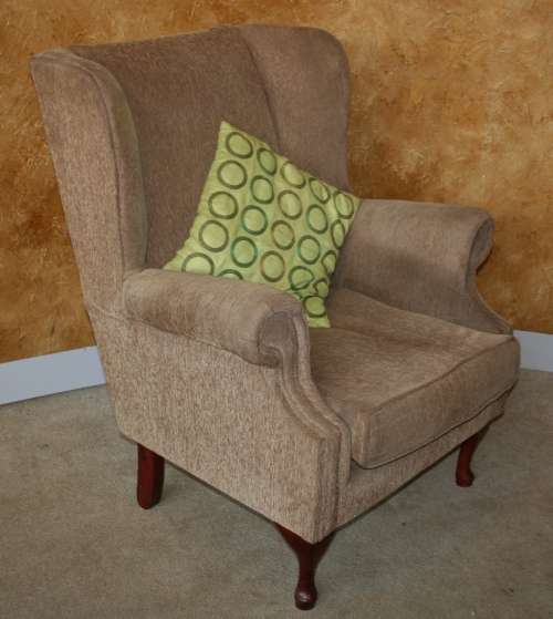 A STYLISH LARGE WING BACK CHAIR RESTING ON STUNNING QUEEN ANN LEGS FANTASTIC FURNITURE!!!!
