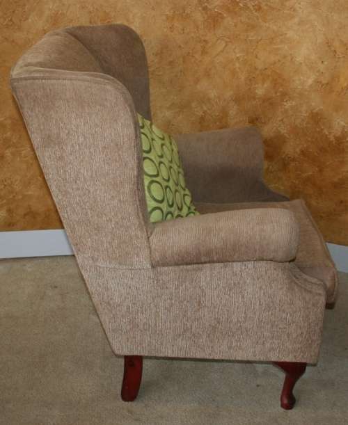 A STYLISH LARGE WING BACK CHAIR RESTING ON STUNNING QUEEN ANN LEGS FANTASTIC FURNITURE!!!!