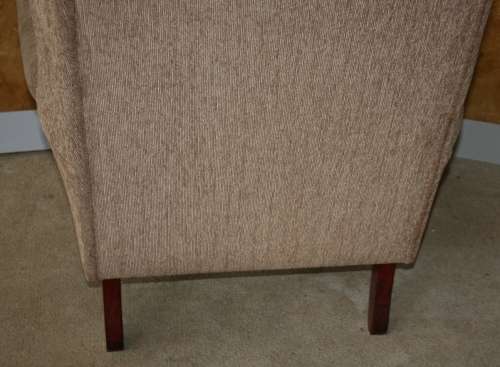 A STYLISH LARGE WING BACK CHAIR RESTING ON STUNNING QUEEN ANN LEGS FANTASTIC FURNITURE!!!!