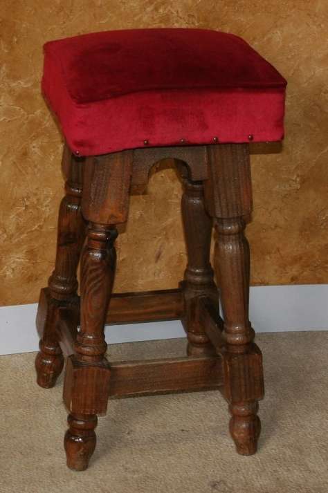 A FANTASTIC VIBRANT RED VINTAGE BAR STOEL WITH STUNNING TURNED LEGS