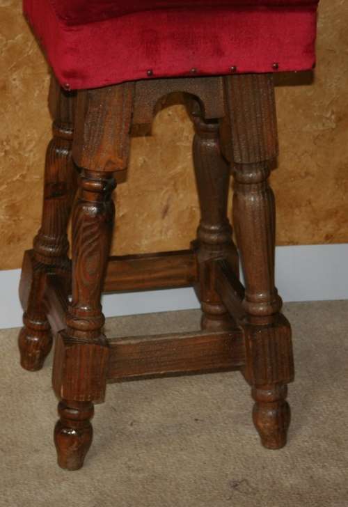 A FANTASTIC VIBRANT RED VINTAGE BAR STOEL WITH STUNNING TURNED LEGS