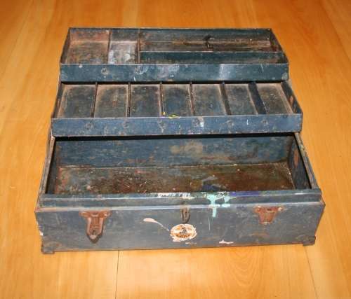 A FANTASTIC VINTAGE TOOL BOX VERY USEABLE!!!