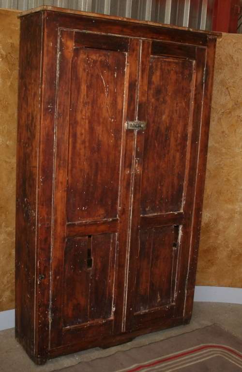 WOW A SPECTACULAR SOLLID ORIGAN ANTIQUE KITCHEN CUPBOARD AMPLE SPACE & LOVLEY PATINA TO THIS PIECE!!
