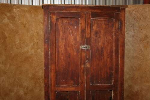 WOW A SPECTACULAR SOLLID ORIGAN ANTIQUE KITCHEN CUPBOARD AMPLE SPACE & LOVLEY PATINA TO THIS PIECE!!