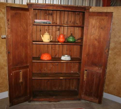 WOW A SPECTACULAR SOLLID ORIGAN ANTIQUE KITCHEN CUPBOARD AMPLE SPACE & LOVLEY PATINA TO THIS PIECE!!