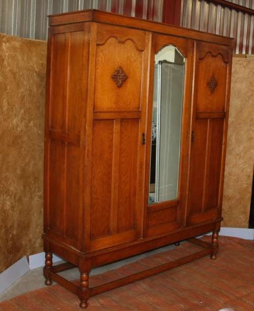 WOW ABSOLUTELY SPECTACULAR LARGE VINTAGE/ANTIQUE 3 DOOR WARDROBE - IN SHOW ROOM CONDITION!!!!
