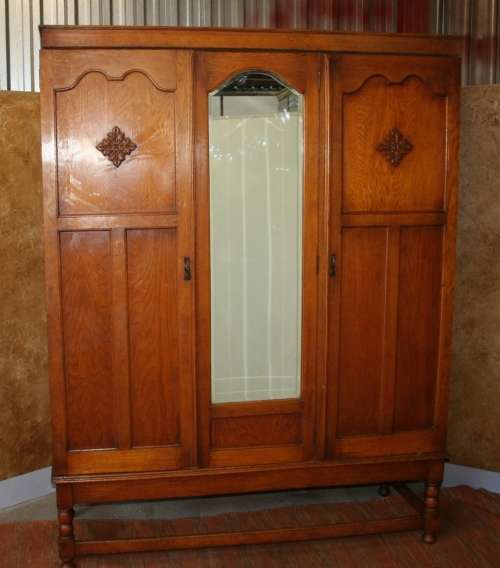 WOW ABSOLUTELY SPECTACULAR LARGE VINTAGE/ANTIQUE 3 DOOR WARDROBE - IN SHOW ROOM CONDITION!!!!