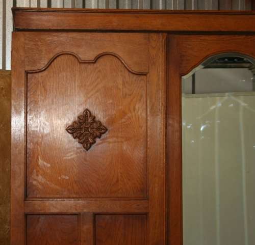 WOW ABSOLUTELY SPECTACULAR LARGE VINTAGE/ANTIQUE 3 DOOR WARDROBE - IN SHOW ROOM CONDITION!!!!
