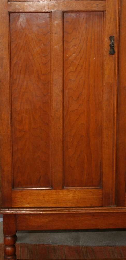 WOW ABSOLUTELY SPECTACULAR LARGE VINTAGE/ANTIQUE 3 DOOR WARDROBE - IN SHOW ROOM CONDITION!!!!