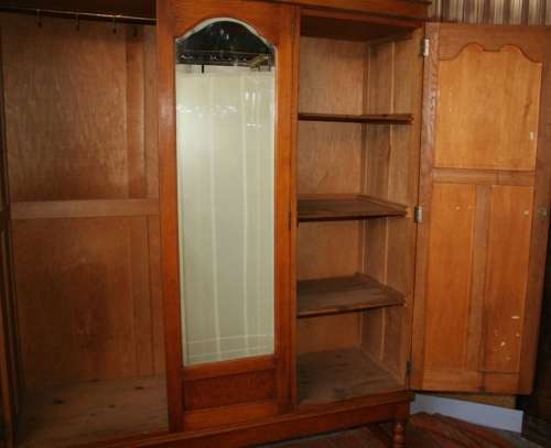 WOW ABSOLUTELY SPECTACULAR LARGE VINTAGE/ANTIQUE 3 DOOR WARDROBE - IN SHOW ROOM CONDITION!!!!