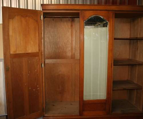 WOW ABSOLUTELY SPECTACULAR LARGE VINTAGE/ANTIQUE 3 DOOR WARDROBE - IN SHOW ROOM CONDITION!!!!