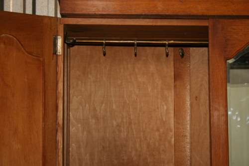 WOW ABSOLUTELY SPECTACULAR LARGE VINTAGE/ANTIQUE 3 DOOR WARDROBE - IN SHOW ROOM CONDITION!!!!