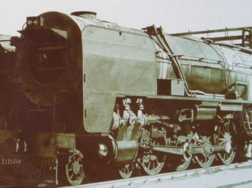 A FANTASTIC LARGE FRAMED PRINT OF A TRAIN BEHIND GLASS STUNNING!!!