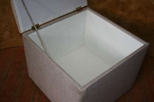 A FANTASTIC UPHOLSTERED SORAGE KIST/OTTOMAN OR STYLISH WASHING BASKET WITH DIAMOND  BUTTONING ON TOP