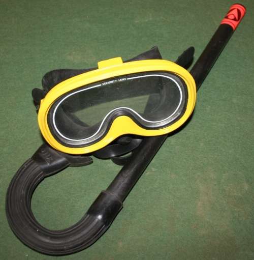 SWIMMING MASK WITH A SNORKEL WITH SAFTY/TEMPERED GLASS
