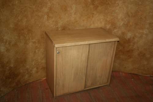 A STUNNING OAK FINISHED SLIDING DOOR FILING CUPBOARD OR TO PUT A BOOK COLLECTION