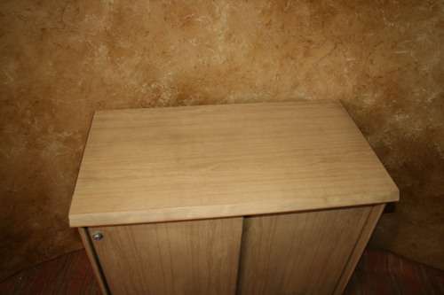 A STUNNING OAK FINISHED SLIDING DOOR FILING CUPBOARD OR TO PUT A BOOK COLLECTION