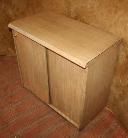 A STUNNING OAK FINISHED SLIDING DOOR FILING CUPBOARD OR TO PUT A BOOK COLLECTION