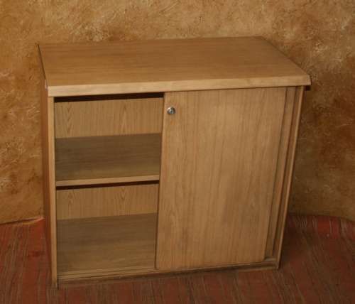 A STUNNING OAK FINISHED SLIDING DOOR FILING CUPBOARD OR TO PUT A BOOK COLLECTION