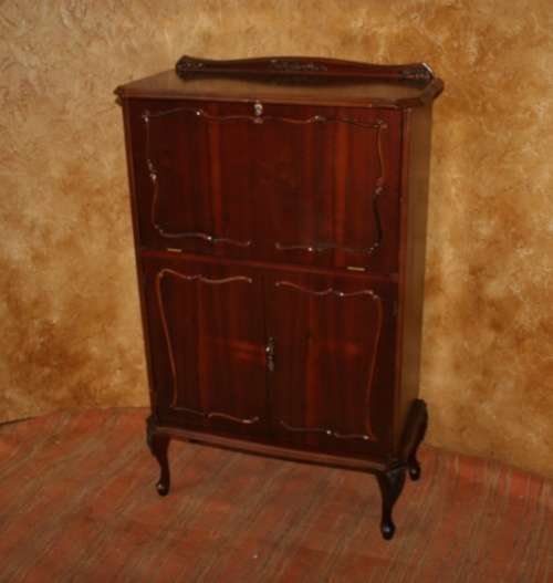 A GORGEOUS ENGLISH STYLE QUEEN ANNE LIQOUR CABINET WITH FANTASTIC INLAY WORK AND BEAUTIFUL CARVED