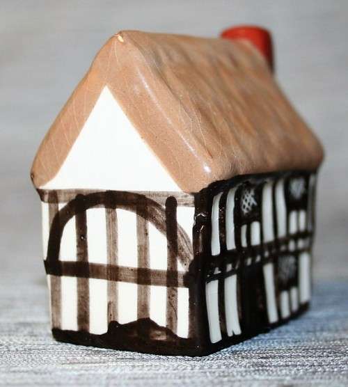 A Spectacular Mudlen End Studio AM - R2 - Pottery Cottage in white Rare Excellent Condition very col