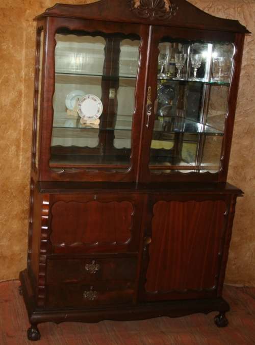 EXQUISITE CAPE DUTCH STYLE SOLID IMBUIA GLASS ANTIQUE SHOWCASE, WITH 2 DRAWRS,  3 DOOR & LIQOUR CABI