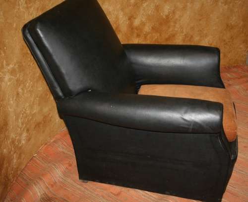A SPECTACULAR 1940'S ART DECO STYLE CHAIR WITH LEATHERETTE ORIGINAL IN GOOD CONDITION