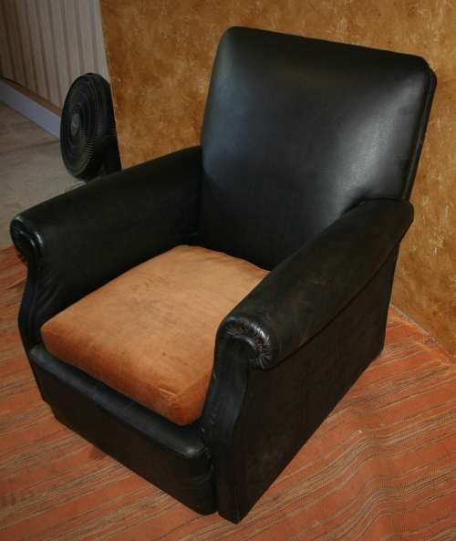 A SPECTACULAR 1940'S ART DECO STYLE CHAIR WITH LEATHERETTE ORIGINAL IN GOOD CONDITION